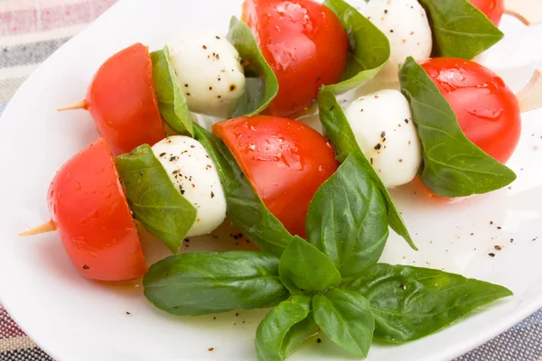 Mozzarella, albahaca y tomate cherry —  Fotos de Stock