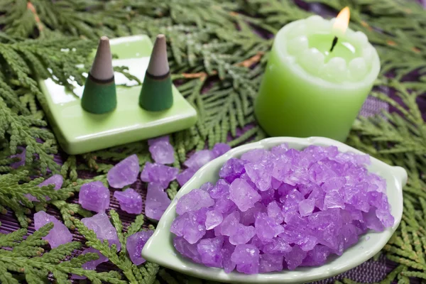 Соль для ванн и ароматические свечи для ароматерапии — стоковое фото