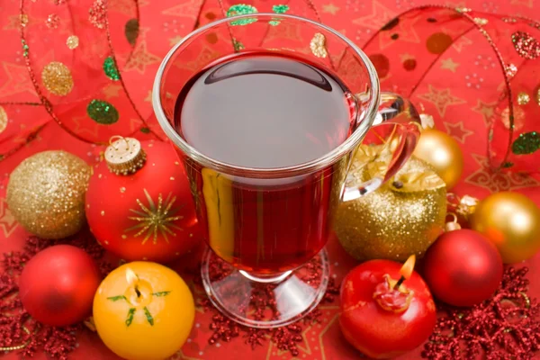 Heißer Tee im Winter, Duftkerze und Weihnachtskugel — Stockfoto