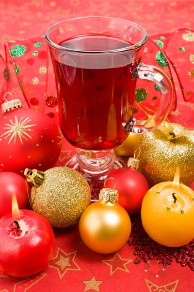 Invierno té caliente, vela de aroma y bola de Navidad —  Fotos de Stock