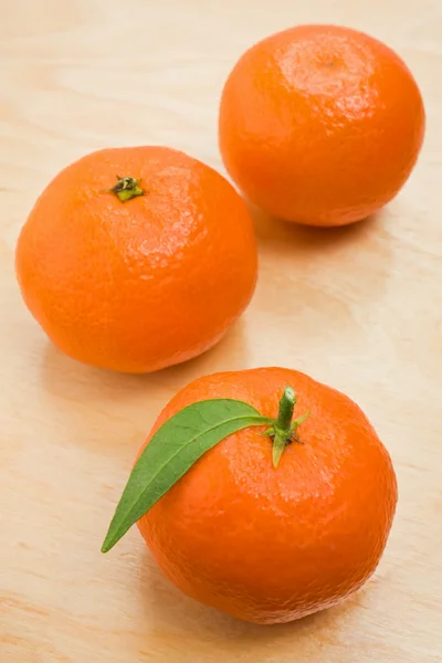 Three ripe fresh tangerine — Stock Photo, Image
