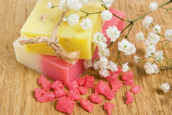 Naturalne mydła ręcznie robione ziołowe i sól do kąpieli aromatycznych — Zdjęcie stockowe