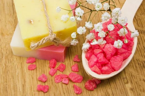 Aromatic bath salt and natural handmade soap — Stock Photo, Image