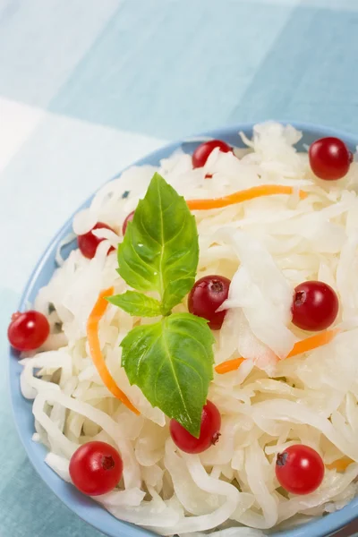 Sauerkrautsalat Mit Preiselbeeren Karotten Und Basilikum — Stockfoto