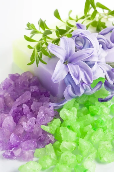 Aromatische Bad zout en natuurlijke handgemaakte zeep — Stockfoto