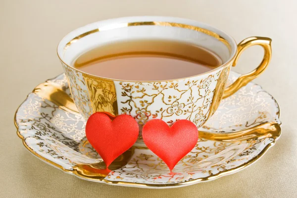 Gold Antike Tasse Tee Mit Zwei Roten Herzen — Stockfoto