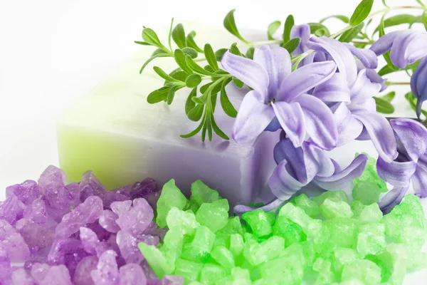 芳香浴塩 自然な手作りのハーブ石鹸と花 — ストック写真