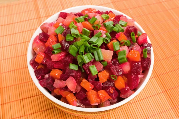 Русский свекольный салат из винегрета — стоковое фото