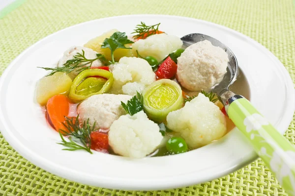 Soep met kip gehaktballen en bloemkool — Stockfoto