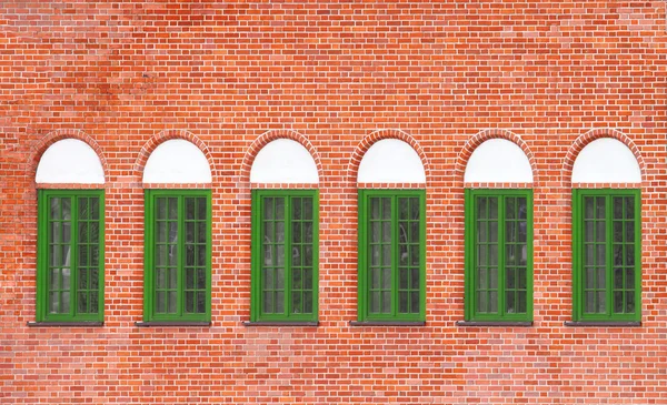 Gammal tegelvägg med fönster — Stockfoto