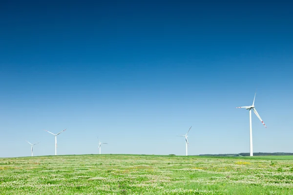 Grupp av vindkraftverk på gröna fält — Stockfoto