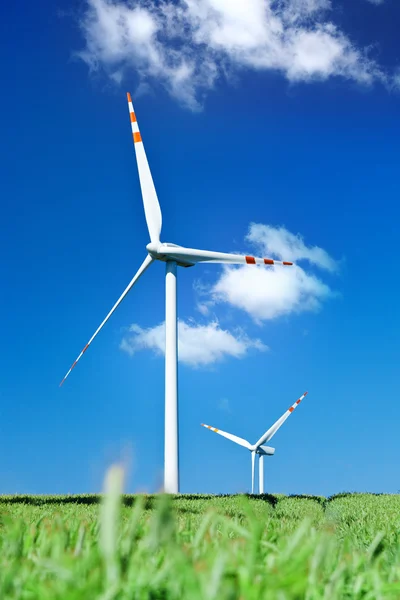 Vista estiva di due turbine eoliche — Foto Stock