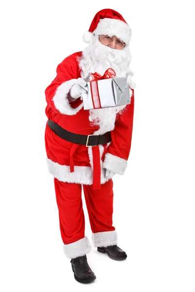 Santa claus geeft een cadeautje — Stockfoto