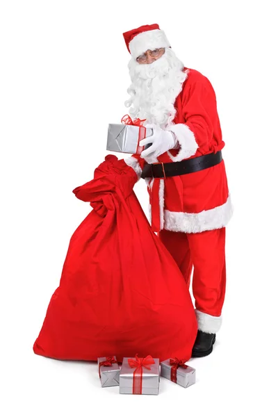 Santa Claus da un regalo — Foto de Stock