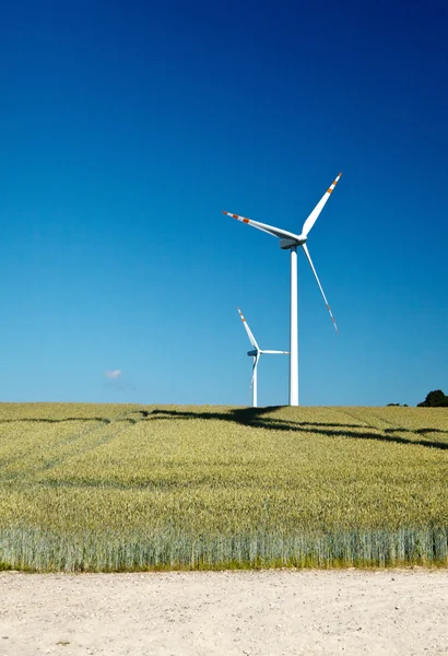 Pole a dva větrné turbíny — Stock fotografie