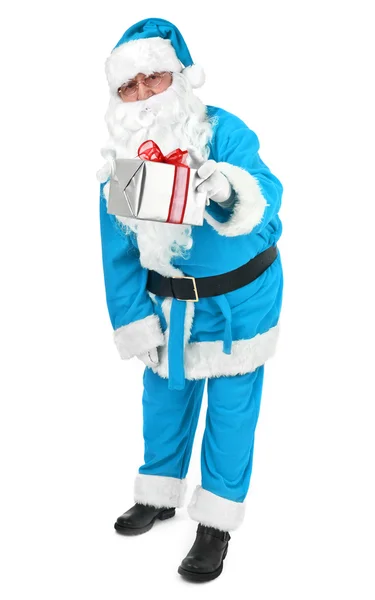 Синий Санта Клаус преподносит подарок — стоковое фото