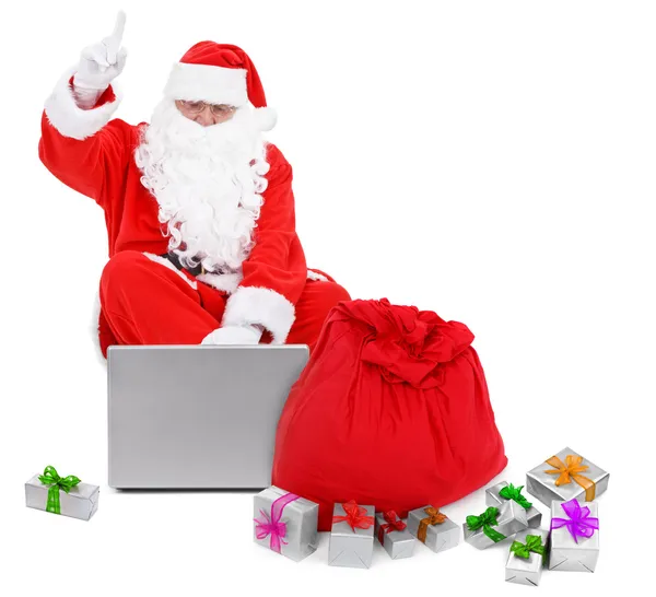 惊讶的圣诞老人和笔记本电脑和礼物 — 图库照片