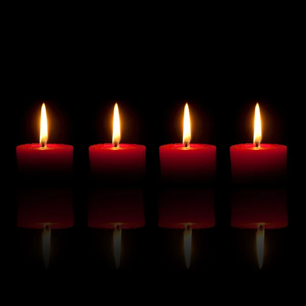 Vier rote Kerzen, schwarzer Hintergrund — Stockfoto
