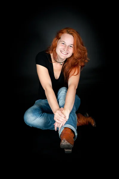 Genç kadın Kızıl saçlı ve kırmızı çizmeler — Stok fotoğraf