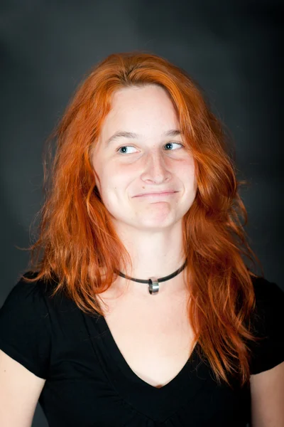 Portrett av en ung, vakker rødhåret kvinne – stockfoto