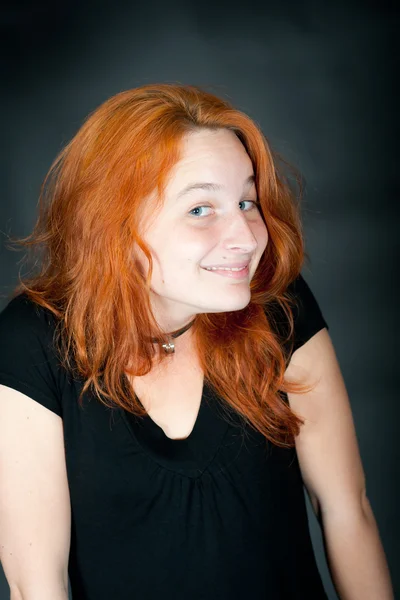 Porträtt av en ung vacker rödhårig kvinna — Stockfoto