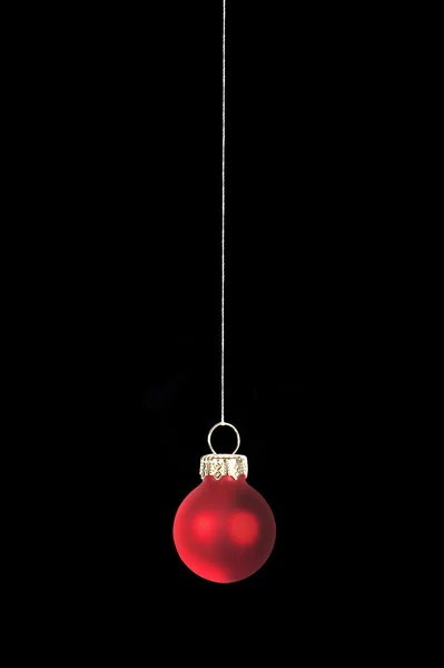 Una bola roja de árbol de Navidad, aislada — Foto de Stock