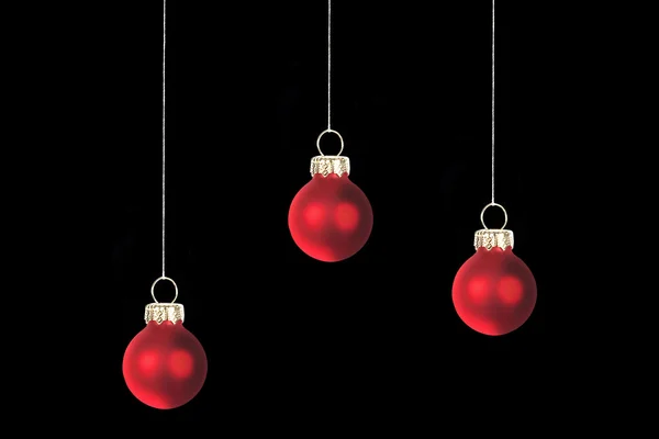 Tři červené vánoční strom koule, izolované — Stock fotografie