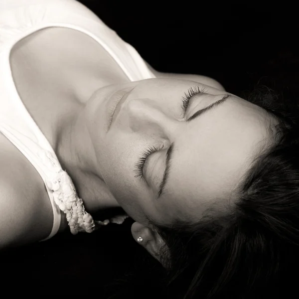 Seksi esmer kadın kapalı gözlerle portresi — Stok fotoğraf