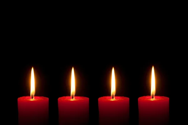 Cztery czerwone świece, czarne tło — Zdjęcie stockowe