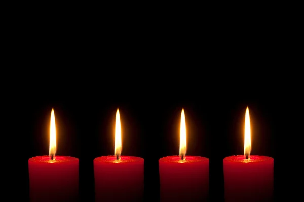 Quattro candele rosse, sfondo nero — Foto Stock