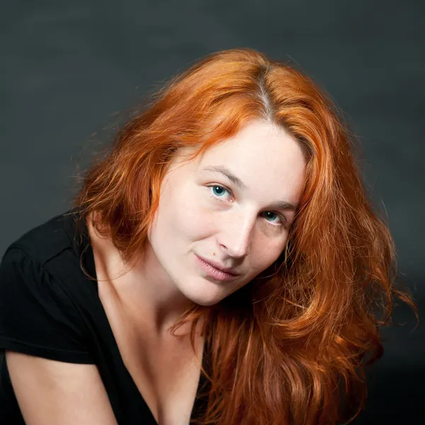 Egy fiatal szexi vörös hajú nő portréja — Stock Fotó