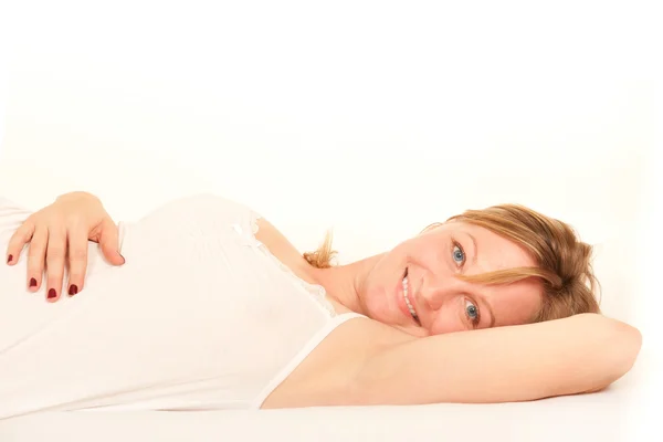 Mujer joven acostada en la cama con camisón — Foto de Stock