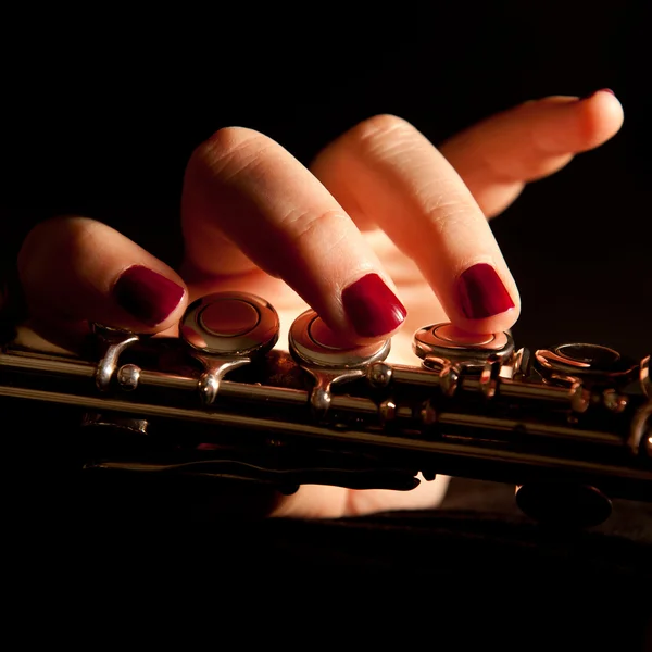 Genç kadın oynarken flüt — Stok fotoğraf