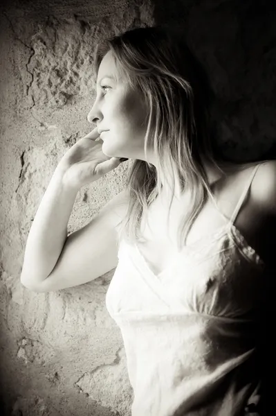 Portret troskliwej młodej kobiety — Zdjęcie stockowe