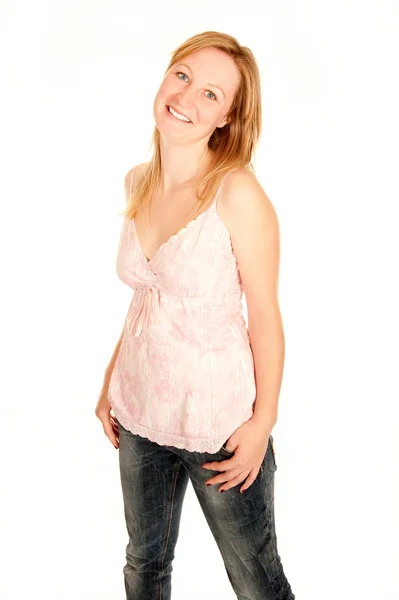 Молодая женщина в розовой рубашке и джинсах — стоковое фото
