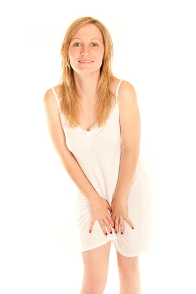 Giovane donna in camicia da notte bianca proteggendo i suoi peli pubici — Foto Stock