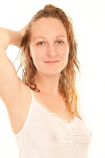 젖은 머리를 가진 젊은 여자의 초상화 — 스톡 사진