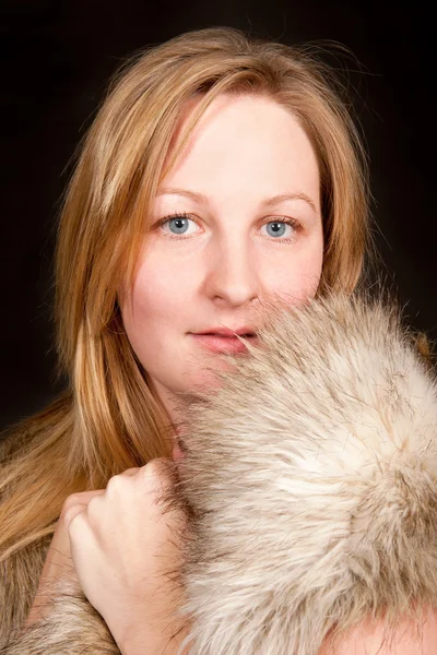 Portrett Vakker Ung Kvinne Med Pels – stockfoto