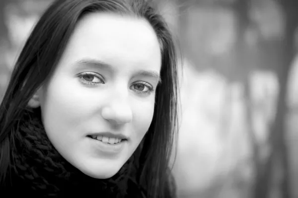 Closeup Açık Kış Aylarında Oldukça Genç Bir Kadın Portresi — Stok fotoğraf