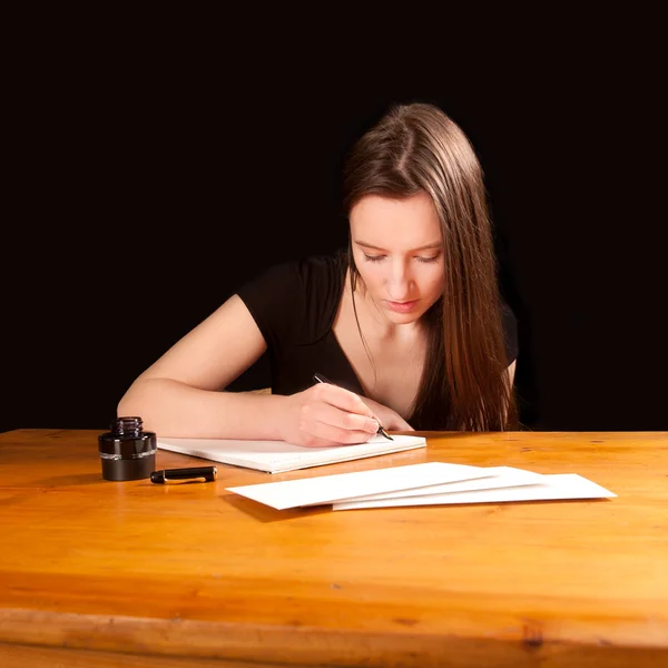 Mujer joven y bonita escribiendo una carta — Foto de Stock