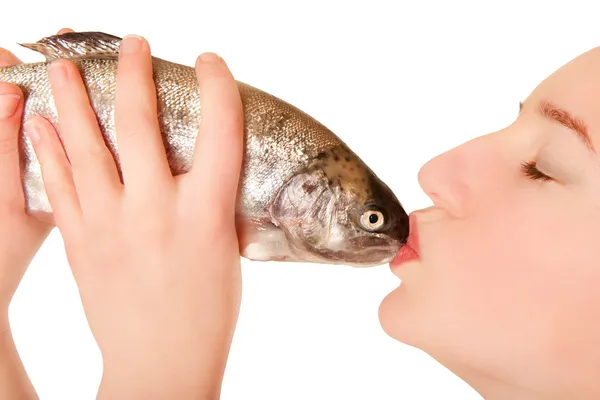 Schöne junge Frau küsst einen Fisch — Stockfoto