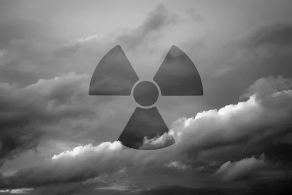 Céu dramático com símbolo de radioatividade — Fotografia de Stock