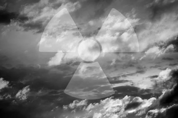 Драматическое небо с символом радиоактивности — стоковое фото