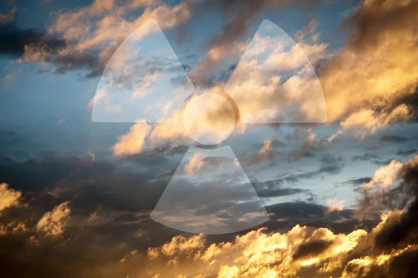 Dramatische hemel met symbool van radioactiviteit — Stockfoto