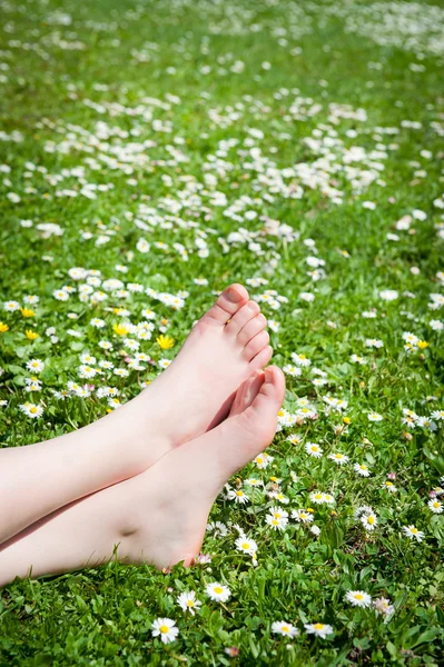Bir çayır yatan genç bir kadının ayak — Stok fotoğraf