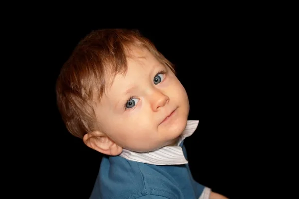 Porträt eines Kindes auf schwarzem Hintergrund — Stockfoto
