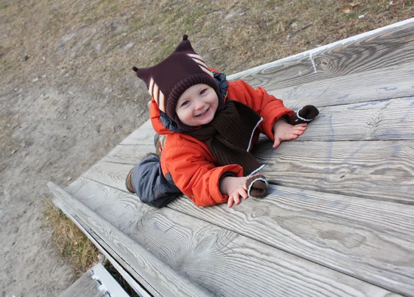 Das Kind rollte vom Hügel lizenzfreie Stockbilder