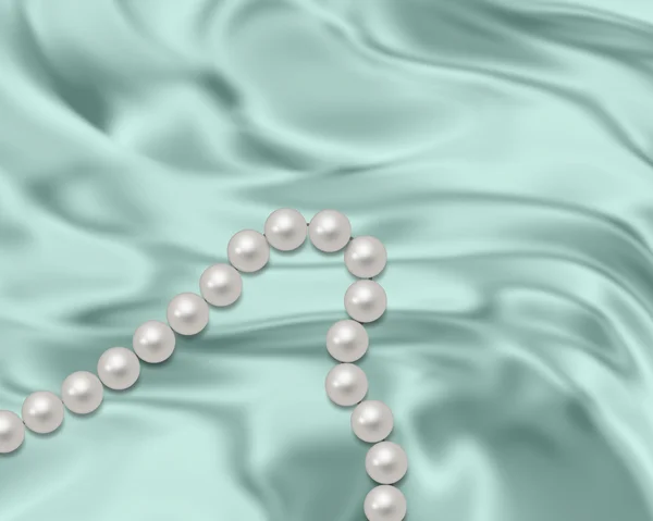 Eine Perlenkette auf blauer Seide Stockbild