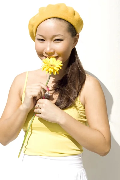 Nahaufnahme Porträt eines Mädchens mit gelber Blume — Stockfoto
