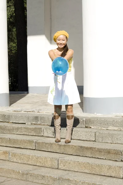 女孩与气球室外共舞 — 图库照片